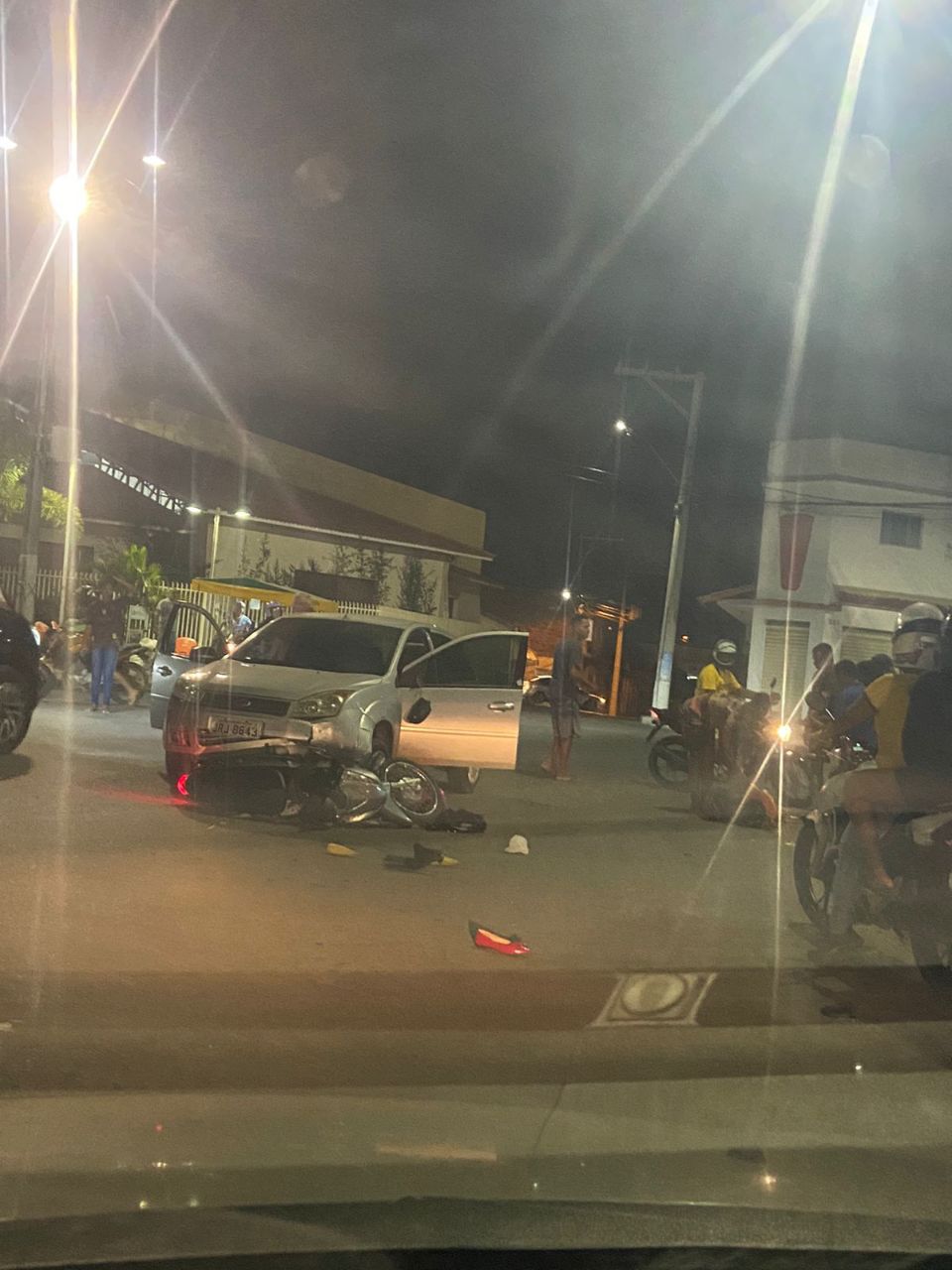 SAJ: moto vai parar embaixo de carro após colisão no São Benedito