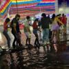 SAJ: Após vazamento de água, foliões improvisam ponte para entrar no espaço do São João