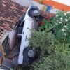 Motorista perde controle da direção e carro cai em fundo de casa em Salvador
