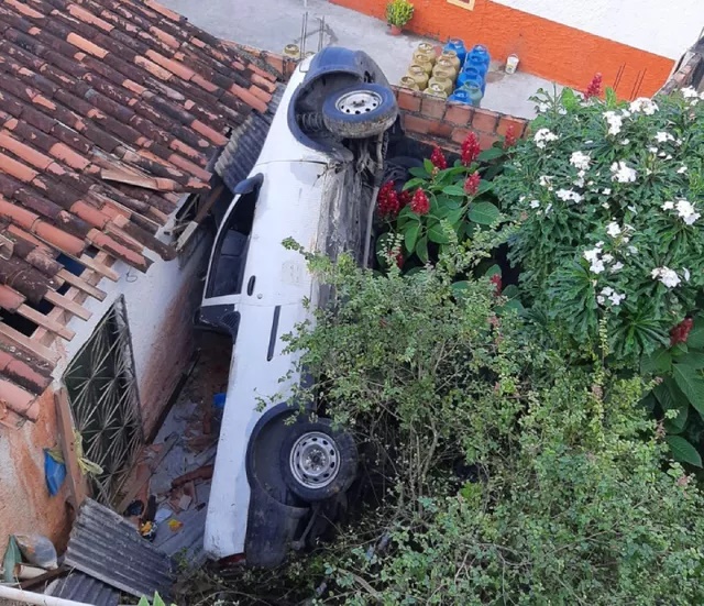 Testemunhas disseram que o carro seguia em marcha à ré e despencou de altura de oito metros caindo nos fundos de uma casa