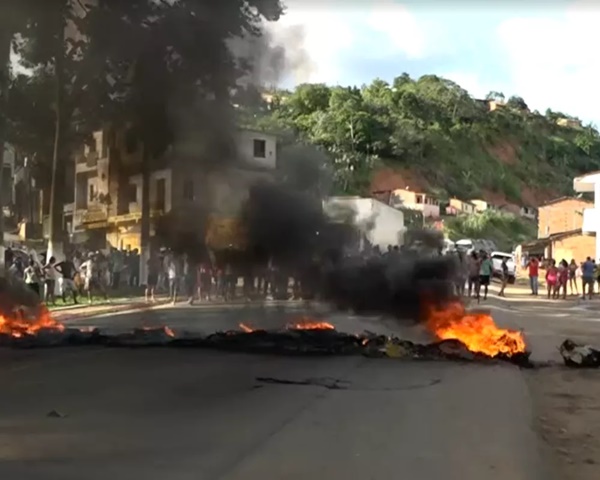 Moradores de Teolândia protestam contra cancelamento do Festival da Banana