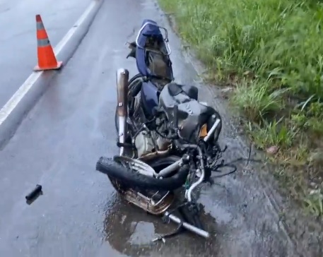 A motocicleta colidiu frontalmente com uma carreta próximo s cidade de Domo Macedo Costa