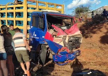 Batida entre van e caminhão que transportava botijão de gás deixa mortos e feridos no sudoeste da Bahia