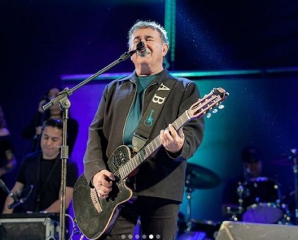Amado Batista abandona palco