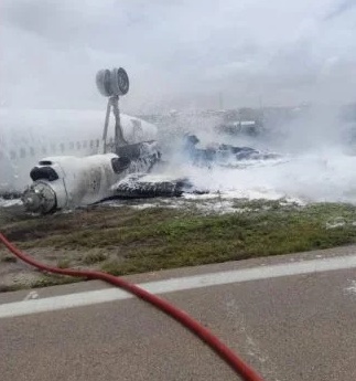 avião aterrissa de ponta-cabeça