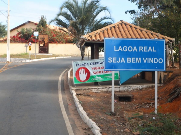 A prefeitura da cidade de Lagoa Real decretou nesta segunda-feira (04) a suspensão das aulas presenciais.