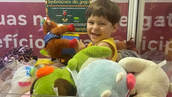 Criança entra escondido em máquina de pelúcia e desespera mãe