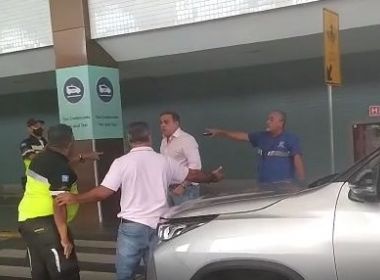 Deputado federal João Carlos Bacelar discute com agentes de trânsito no aeroporto