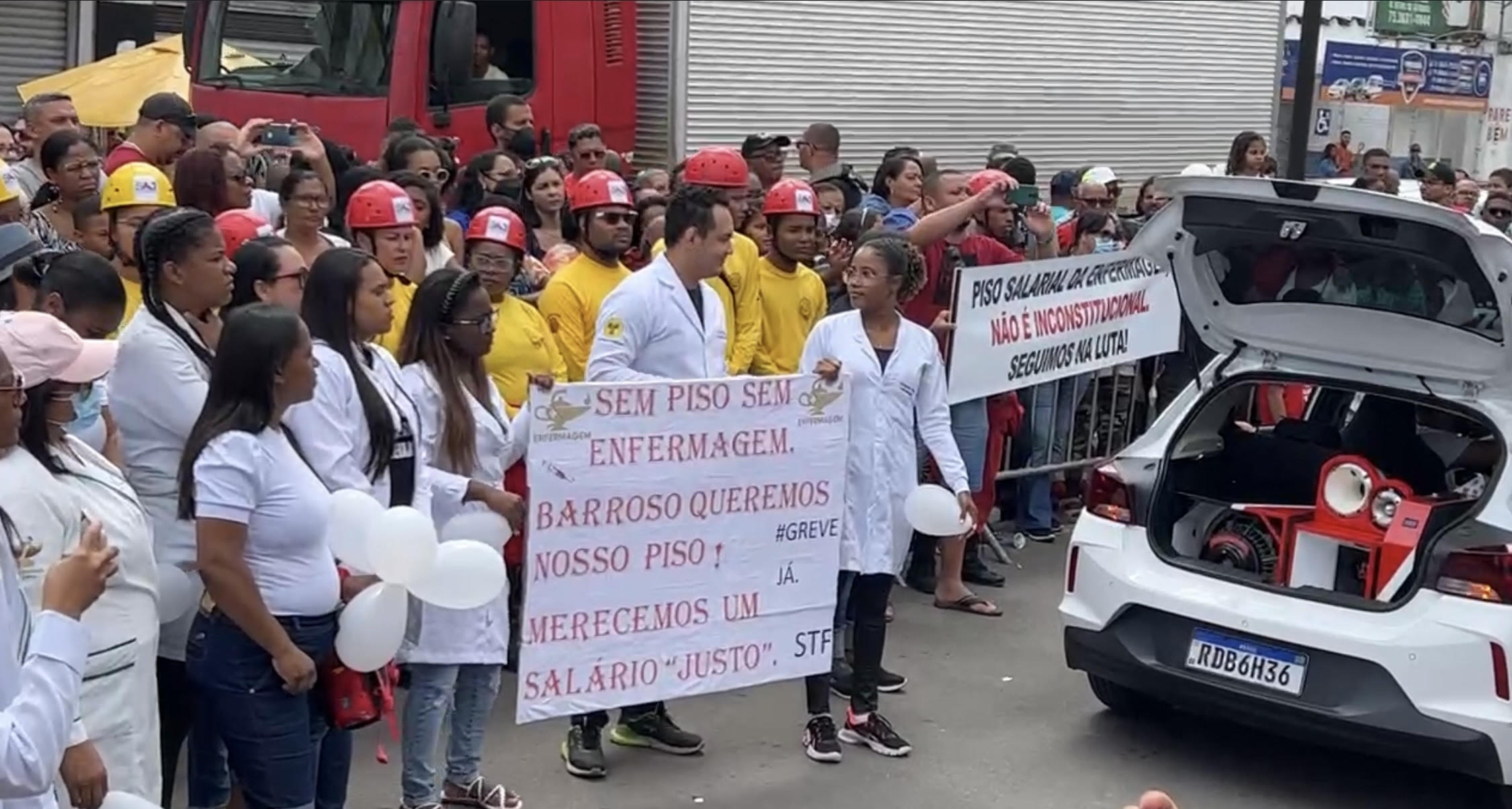 Foto: Blog do Valente / Profissionais enfermeiros manifestaram durante desfile cívico em Santo Antônio de Jesus