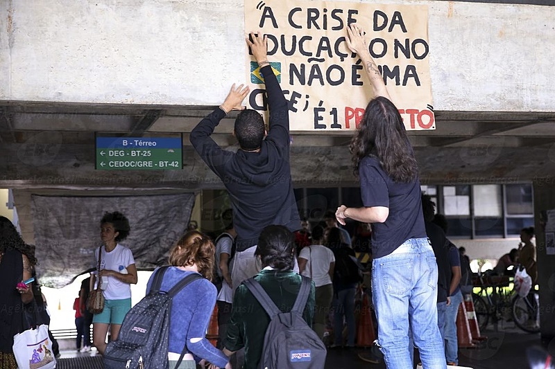 estudantes protestam contra novo corte na educação