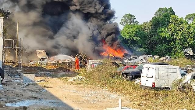 Incendio-area-do-Derba-foto-Ed-Santos-Acorda-Cidade.jpg2_.jpg