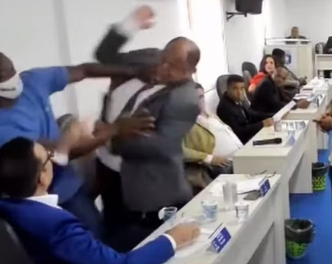 Briga entre vereadores na Câmara de Lauro de Freitas termina em agressão