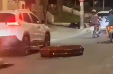 Caixão cai em rua