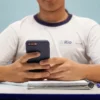 Restrição ao uso de celulares nas escolas melhora participação dos alunos, aponta pesquisa do MEC