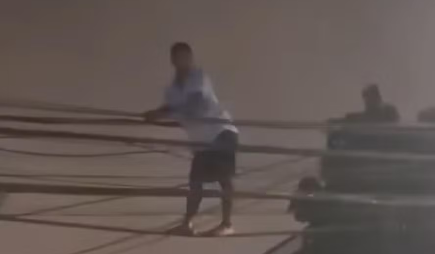 homem chama a polícia ao ser flagrado roubando fios