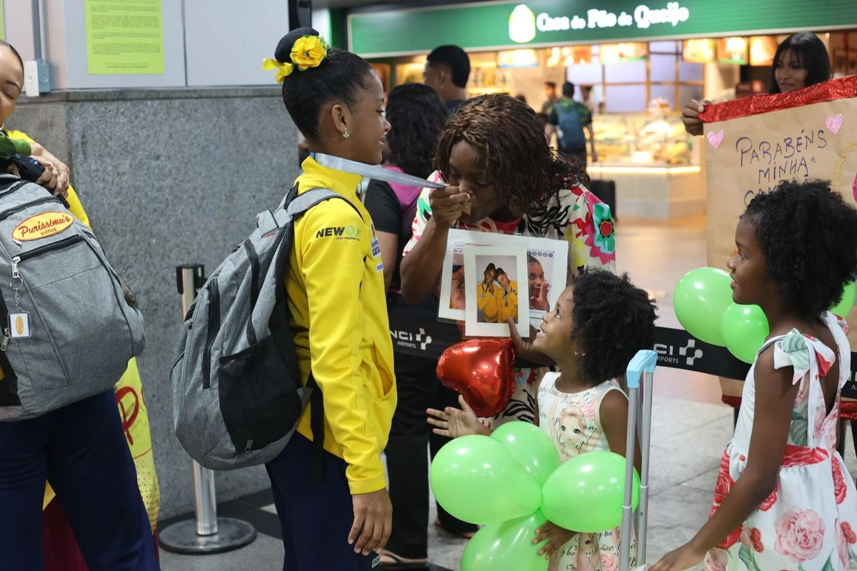 maria-clara-gomes-foi-recebida-pela-familia-no-aeroporto-de-salvador-2506531-article