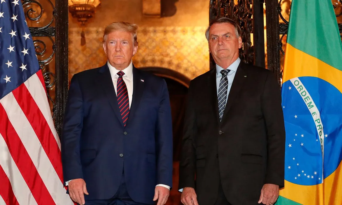 Presidente dos EUA, Donald Trump, ao lado do ex-presidente brasileiro, Jair Bolsonaro, em 2021 • Alan Santos/ PR