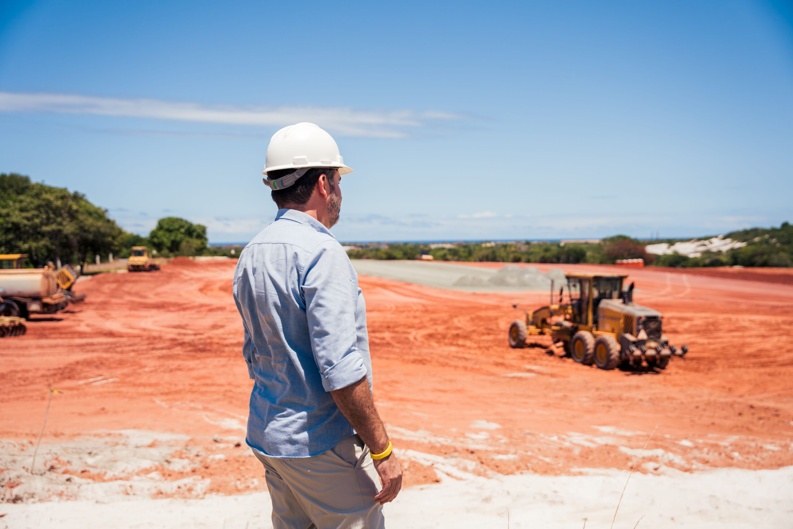 Alessandro Cunha, CEO da Aviva, em visita ao canteiro de obras - Divulgação Aviva