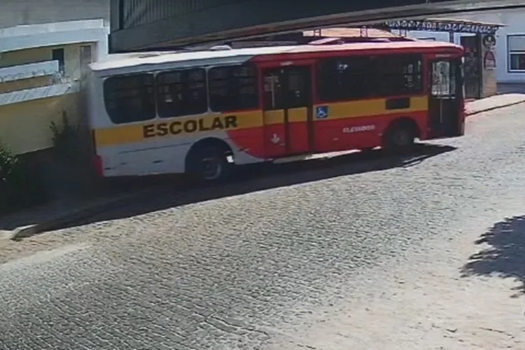 ônibus atinge casa em Brumado