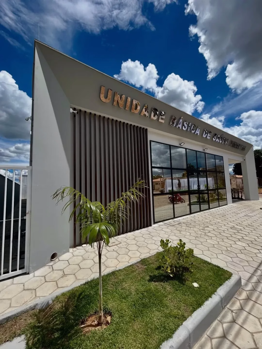 A pequena cidade de Tanque Novo, no sudoeste da Bahia, com cerca de 17 mil habitantes, virou de (1)