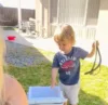 Enquanto filho brinca com cobra, mãe faz brincadeira sobre segurança e viraliza