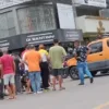 Motociclista é levado ao hospital após grave colisão na Praça Padre Mateus