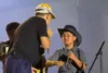 Fã de João Gomes, menino se emociona após ser convidado pelo cantor para tocar durante show