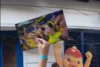 Torcedor segurando mascote da Seleção derruba TV em bar do Rio durante jogo do Brasil