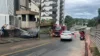 Carro pega fogo, desce ladeira e atinge ônibus do transporte público, em Salvador
