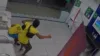 Crianças interrompem vendas de trufas para assistir ao jogo do Brasil e emocionam as redes sociais
