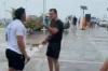 Presidente do Vitória é hostilizado por torcedor do Bahia durante caminhada em Salvador