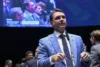 Flávio Bolsonaro levanta suspeitas sobre urnas eletrônicas em reunião com embaixadores e repete discurso do pai 