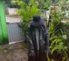 Homem suspeito de se fantasiar de "lobisomem" para assustar moradores é conduzido pela PM