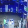 Frentista fica ferida após motorista acelerar carro e atingir bomba de combustível na Bahia