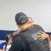 Pai policial surpreende filha com flores na escola e emociona colegas
