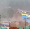 Vídeo mostra momento em que deslizamento de terra arrasta pessoas e veículos na Índia