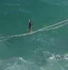 Praticante de slackline atravessa trecho sobre o mar no Rio de Janeiro e vídeo impressiona