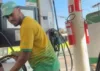 Mulher pede apenas R$ 5 de gasolina e conversa com frentista viraliza nas redes