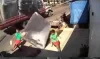 Mulher é atingida por cama box que cai de caminhão enquanto caminhava com o neto