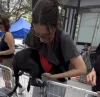 Cachorrinha pula cercado em evento de adoção e escolhe nova dona em cena emocionante