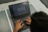 ChatGPT pode prejudicar aprendizado e capacidade de lembrar, aponta estudo do MIT