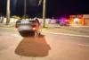 Motorista perde o controle da direção, bate em carro estacionado e capota veículo em Maracás