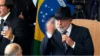 Lula faz gesto com dedo do meio durante evento no Planalto ao defender programas sociais