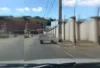 Moradores relatam risco de acidentes por carrinho de coleta deixado na via, no trecho que liga a Maria Preta à Ladeira do Milagroso, em SAJ