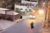 VÍDEO: Jovem morre após dar grau, bater em caminhonete e ser atingido pela própria moto