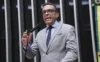 Deputado diz que Michelle Bolsonaro “tem sido atacada de forma covarde” por amigos de Flávio