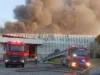 Incêndio de grandes proporções atinge fábrica da AMC Têxtil em Itajaí; fogo é controlado após 16 horas